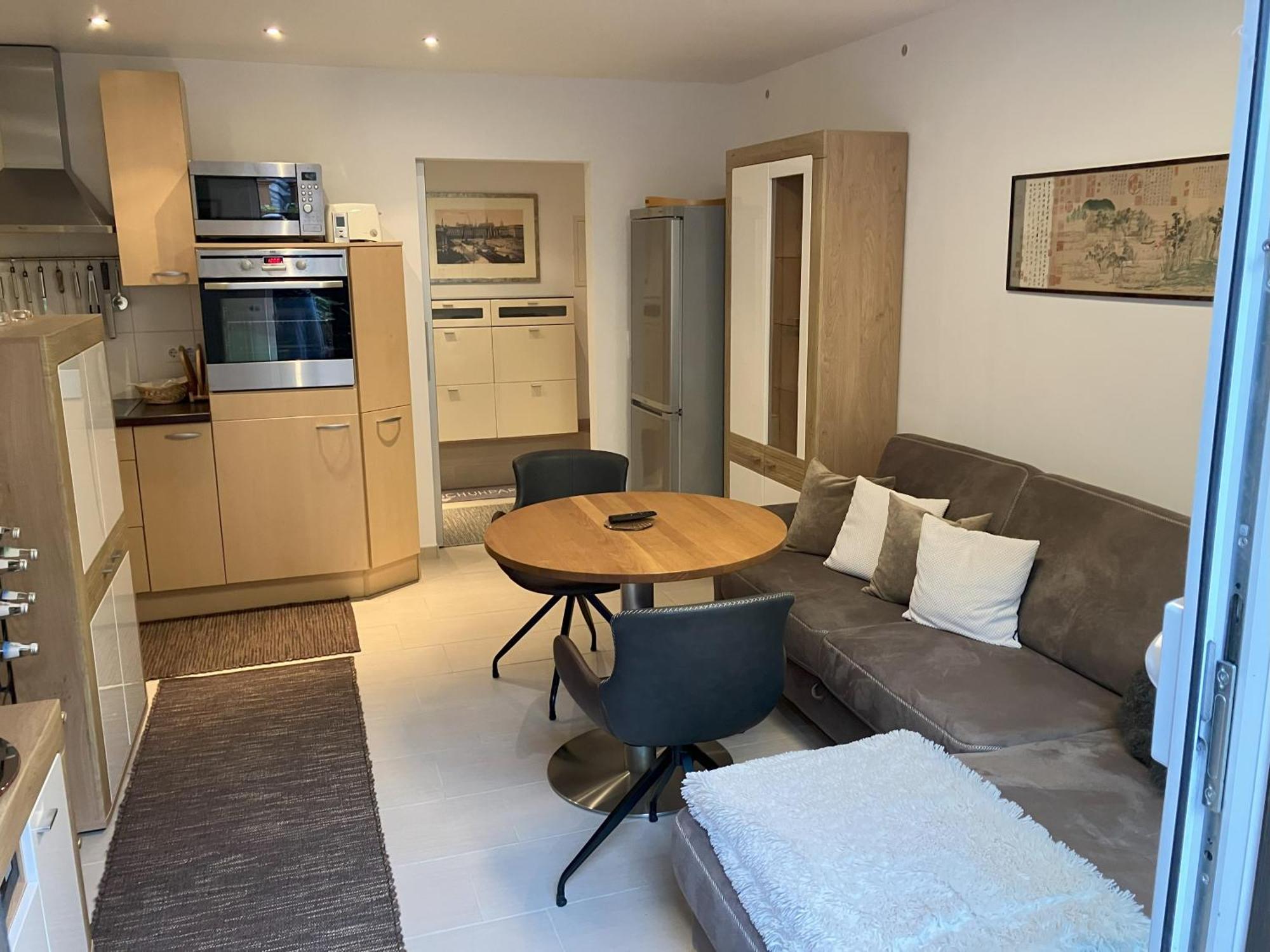 Apartment In Familienhaus Mit Garten, Terrasse, Carport Mit E-ladestation, Suedost